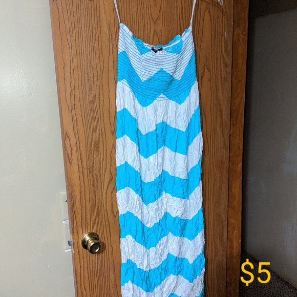 Dresses - Picture 3 of 7